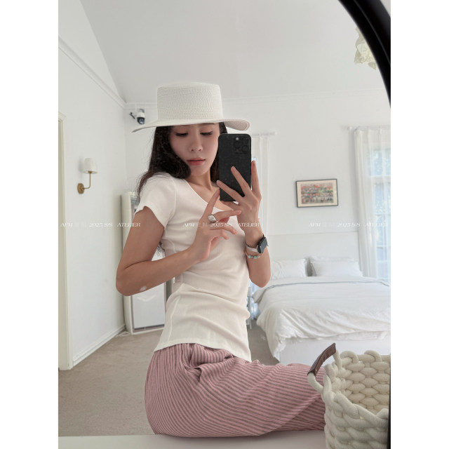 ເສື້ອຍືດແອວຄໍຂະຫນາດໃຫຍ່ຄລາສສິກໃນສອງສີ