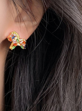 缤纷锆石小马吊坠项链耳钉女轻奢高级感个性气质时尚颈链毛衣链