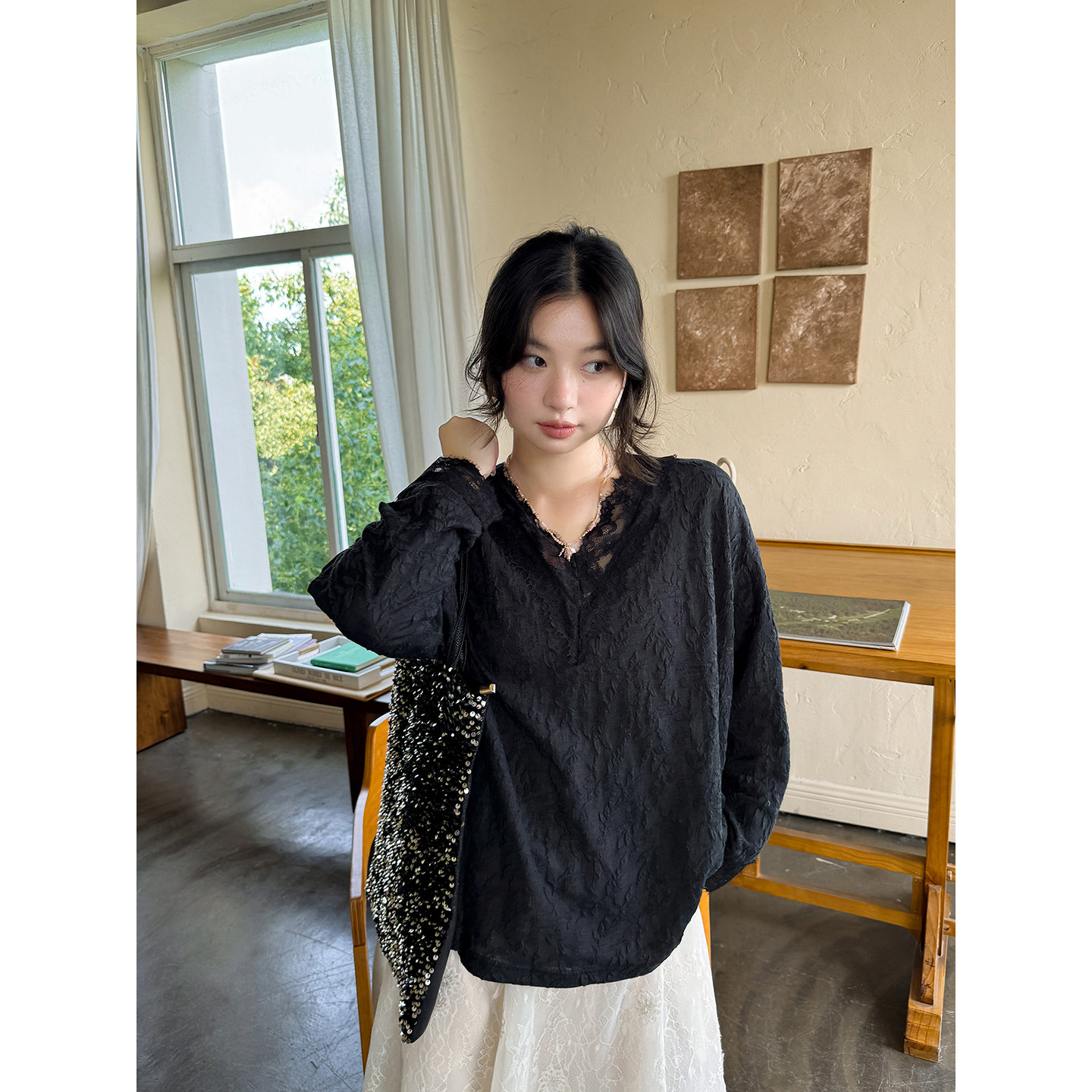 轻奢仙气软蕾丝花卉肌理拼接花边V领气质上衣送吊带 安妮森林