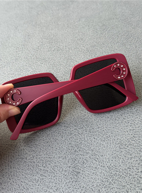 大红色女士偏光太阳镜女方形墨镜轻奢高级感潮流防紫外线显瘦显白