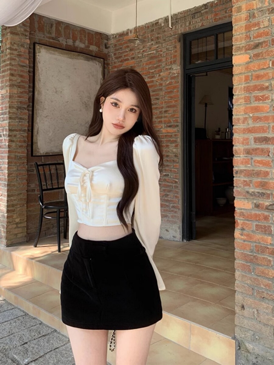 法式复古缎面露脐修身衬衫女夏季设计感短款方领气质喇叭长袖上衣 - 图2