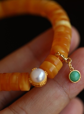 高端定制满满的质感天然老花蜡直切手链搭配纯银鎏金镶嵌淡水珍珠