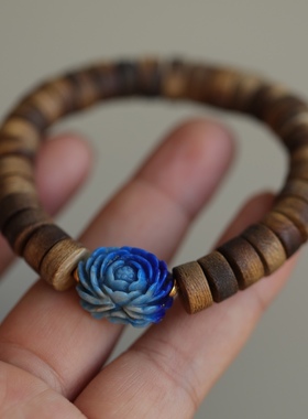 超美的设计天然沉香药片手链搭配天然青金石精雕牡丹花牌沉香稳重