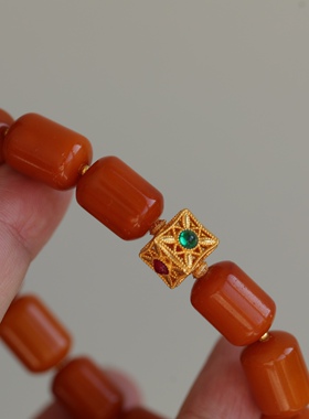 高端定制18K金镶嵌红绿宝石方块配饰搭配天然老蜡桶珠手链63