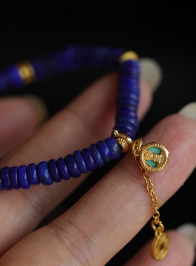 天然青金石手链搭配鎏金隔片松石钱币吊坠精致的一款设计