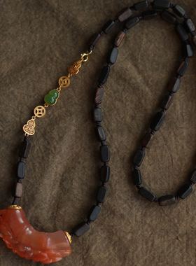 精品一枚天然南红精雕牡丹花弯管特别的设计配纯手工沉香项链碧玉