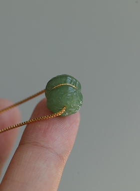 精品一枚18K金镶嵌天然碧玉精工雕刻并蒂莲吊坠简约的K金围绕65