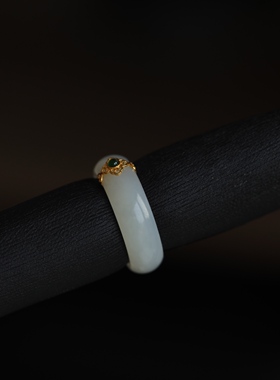 精品18K金镶嵌和田玉羊脂玉戒指圈号15 16都可佩戴点缀翡翠610