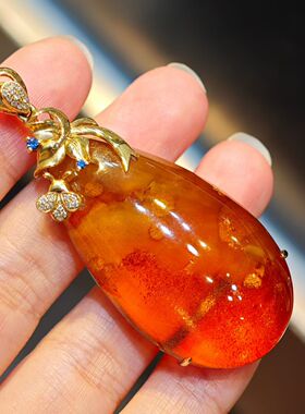 18K厚金镶嵌老花珀点缀璀璨钻石与蓝宝石古典花叶造型扣头雅致69