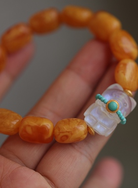 天然老花蜡随形手链颗颗圆润饱满搭配天然月光石精雕小熊松石63