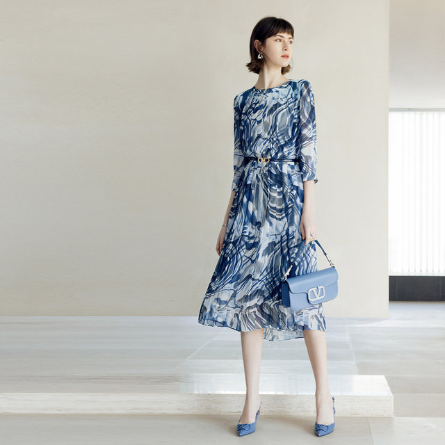 Fashionable mid-length dress