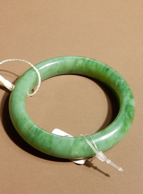 俄老料碧玉辣绿色带猫眼54mm手镯