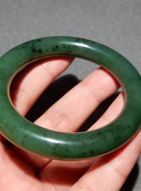 亏麻了新疆碧玉籽料油润手镯