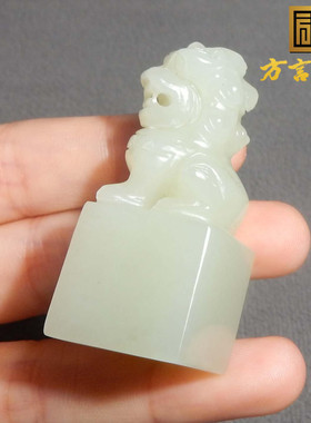 美美哒方言精品和田玉新疆且末料白玉俏雕鸿运当头貔貅印章吊坠s2