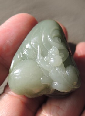 惊爆价方言玉老熟如酥罕见挂红皮无结构翠青玉籽料灵猴献瑞吊坠R