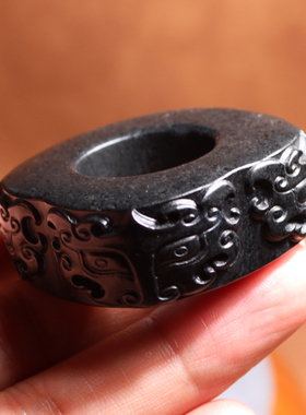 白玉底墨玉籽料手工雕饕餮扳指