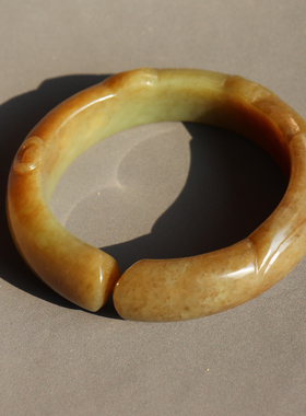 惊呆方言和田玉新疆山料名品若羌温润细腻青黄口带糖卡57mm猫镯A8