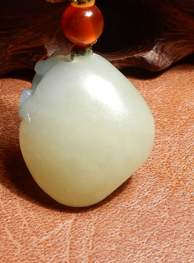 方言和田玉新疆黄口料带蓝吊坠