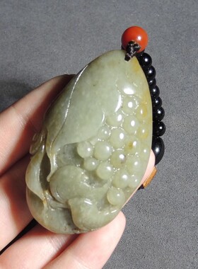 方言和田玉精品放漏罕见黄沁皮青白玉籽料俏雕多子多福吊坠挂件R8