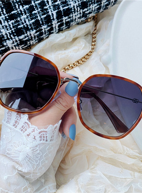 磨砂质感灰色偏光女方形太阳镜