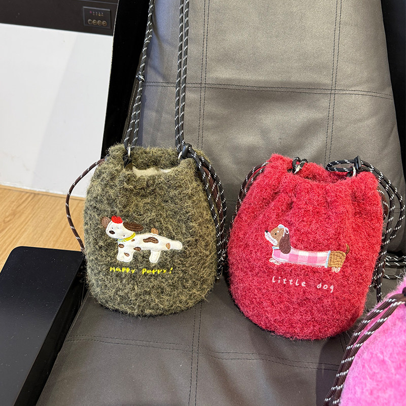 冬季新品毛绒斜挎抽绳小包时尚百搭可爱图案包包女,淘宝优惠券,粉丝福利购,淘宝优惠卷