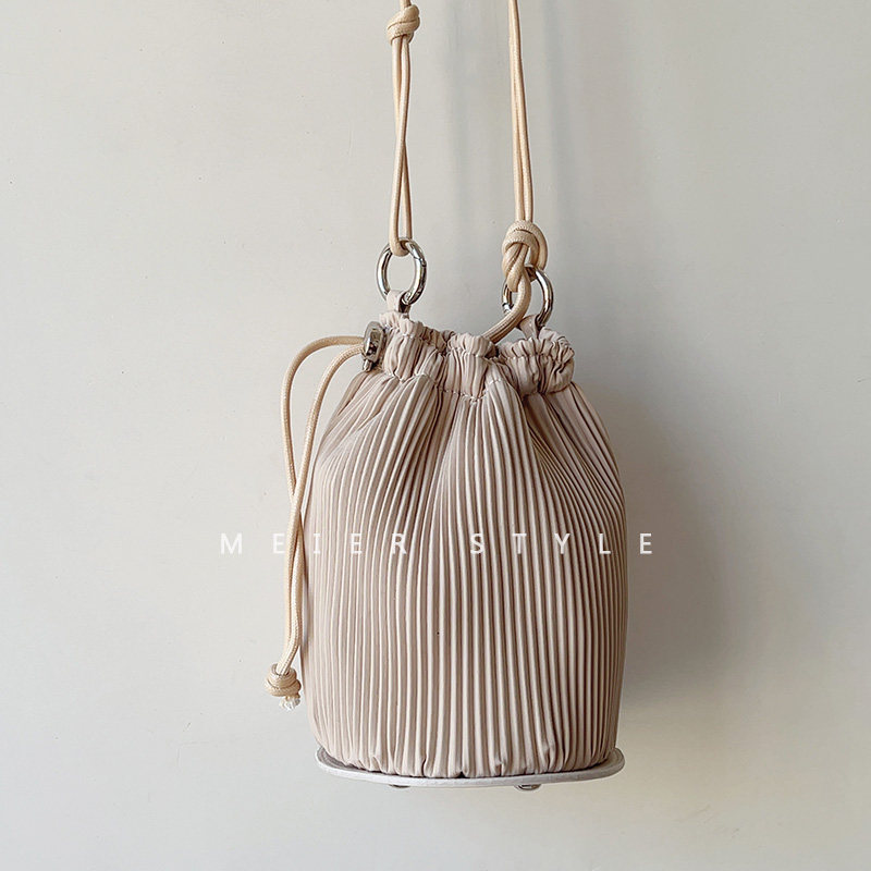 韩系ins时尚百搭抽绳褶皱水桶包迷你单肩斜挎包少女挎包2022新款,淘宝优惠券,粉丝福利购,淘宝优惠卷