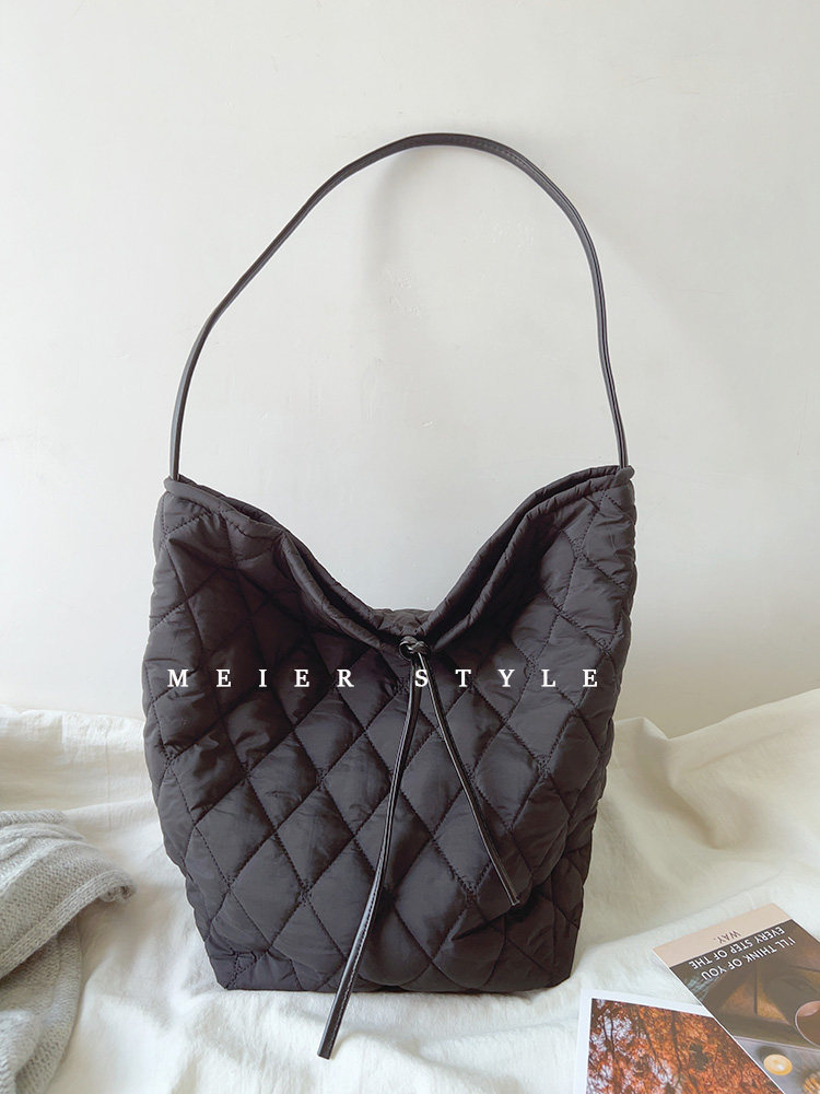 2023秋冬新款复古菱格棉服包大容量水桶包腋下包慵懒风托特包女包,淘宝优惠券,粉丝福利购,淘宝优惠卷