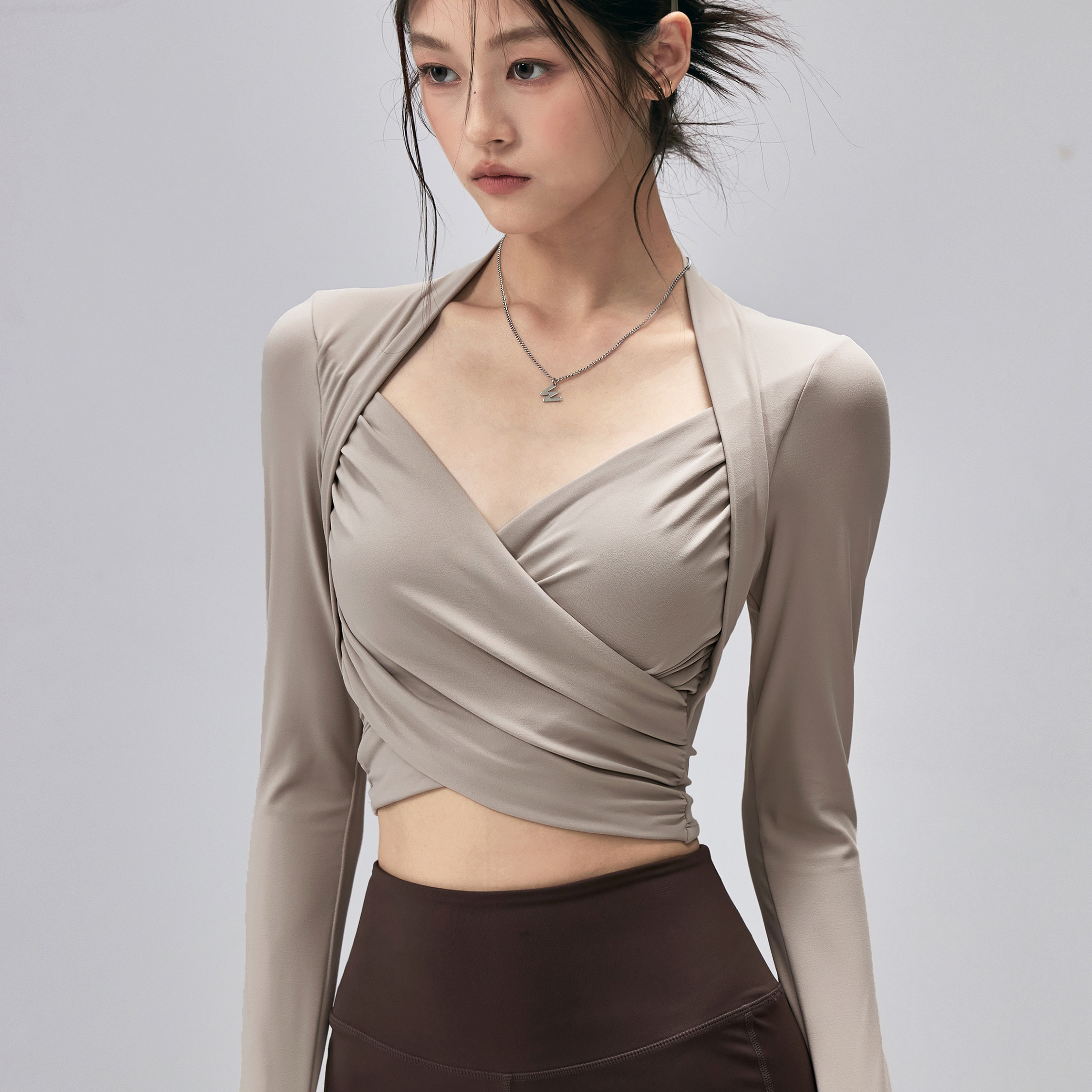 IuIu Yogo秋季带胸垫瑜伽服上衣紧身显瘦跑步普拉提训练运动长袖 - 图2