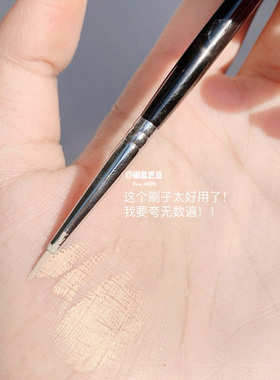 极细眼线刷勾勒一笔成型精准