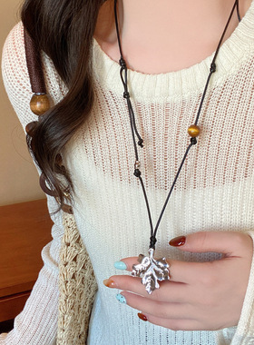 虎眼石金色枫叶串珠项链女款2025新款红玛瑙挂绳吊坠长款装饰配饰