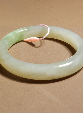 震惊方言和田玉青海老坑料冰底油润细腻白玉带翠色内径56mm手镯s2