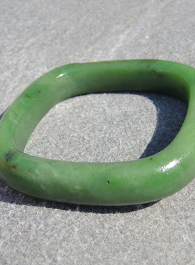 阳绿色留皮碧玉老光工艺58mm方镯