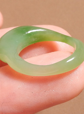 火爆了方言和田玉俄罗斯老坑料精品双色阳绿粉青碧玉卡16mm戒指s2
