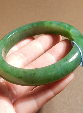 震惊方言和田玉俄料乌兰海碧玉果绿猕猴桃意境绿内径60mm手镯s2