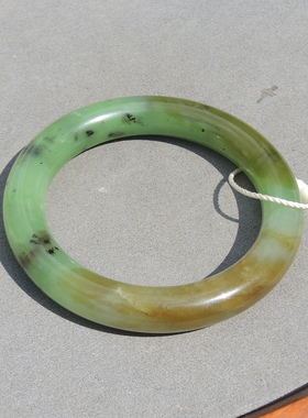 细腻猕猴桃粉青带糖内径57mm手镯