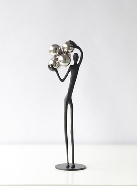 现代轻奢抽象艺术举球人摆件