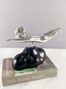 欧式风银色飞行人物售楼处摆件