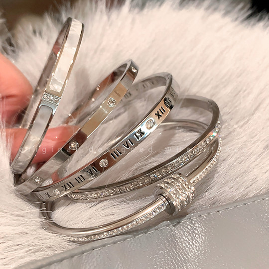 Light luxury titanium steel no-fall couple bracelet