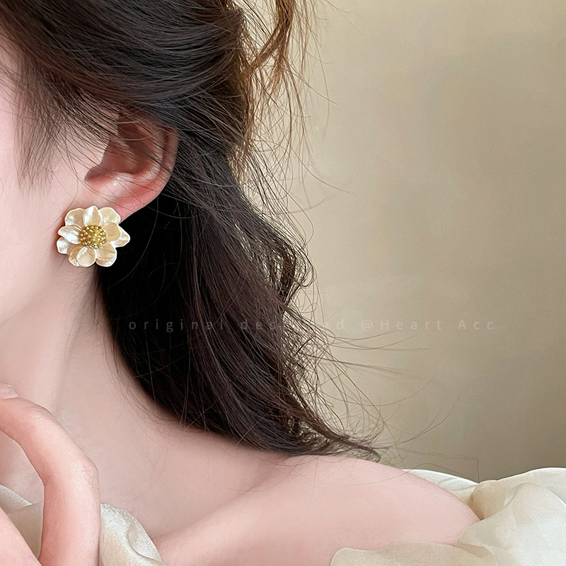 金色山茶花银针耳钉女小众设计感气质耳环2025新款优雅高级感耳饰,淘宝优惠券,粉丝福利购,淘宝优惠卷