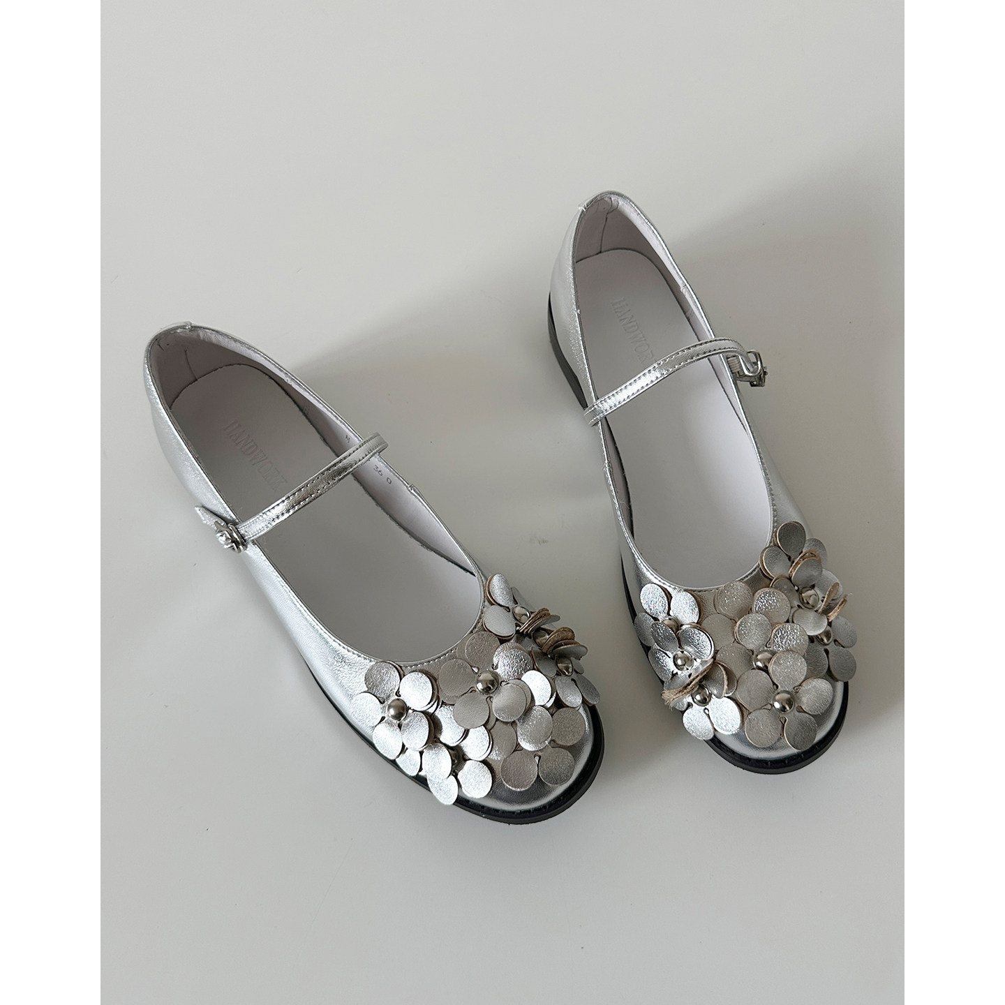 2026年新款花朵装饰圆头浅口一字扣带单鞋女牛皮版百搭舒适平底鞋,淘宝优惠券,粉丝福利购,淘宝优惠卷