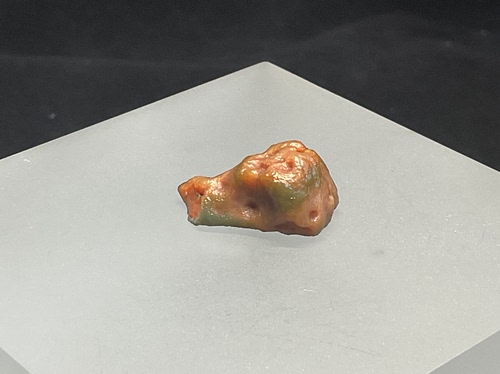 新疆黑山玛瑙完整吊坠俏色尺寸23*14*11mm - 图1