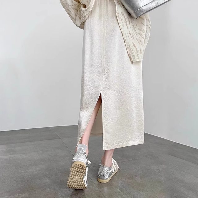 High-end acetate satin skirt looks slimming