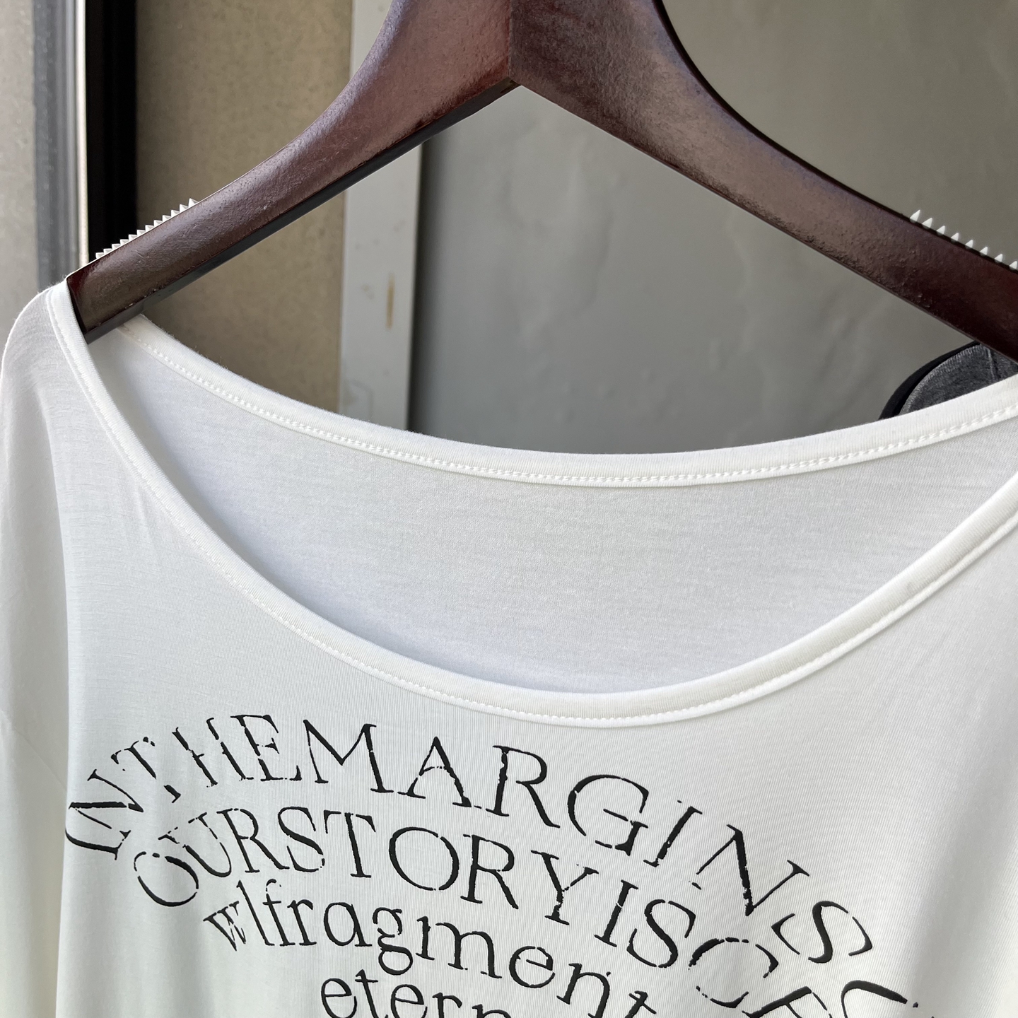 大领口可拉至露肩穿上衣莫代尔棉字母印花长袖T恤女秋打底衫睡衣 - 图0