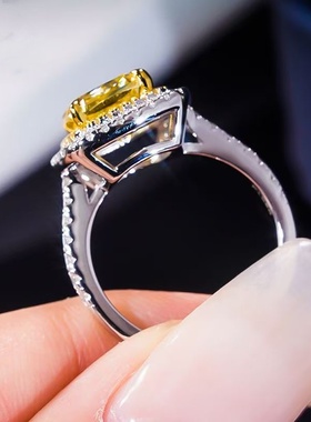 莫桑石四爪围钻公主方黄钻戒指