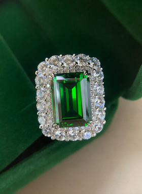 奢华满钻祖母绿宝石戒指