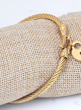 新款厂家心形锁扣手镯316L钛钢时尚女士手镯复古简约麻花手镯