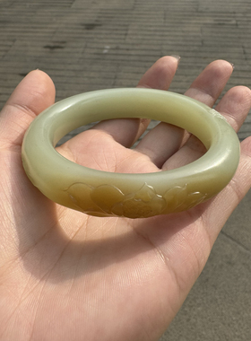 新疆和田玉且末糖黄玉鱼戏莲花俏雕手镯泥鳅背油润细腻