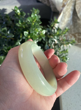 新疆和田玉暖黄带翠且末料油润细腻油脂感泥鳅背