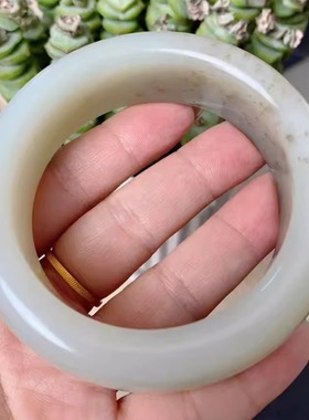 新疆和田玉且末料泥鳅背手镯