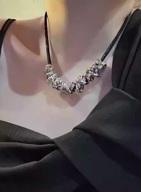 高级感冷淡风黑绳金属吊坠项链气质冷淡风短款颈链秋冬毛衣卫衣链